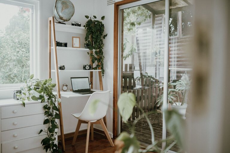 Simple Tips for Creating a Cozy and Productive Home Office Space